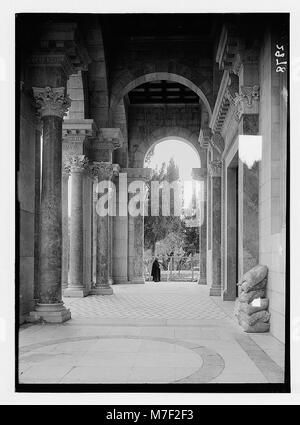 Questa immagine mostra il portico della Basilica del Getsemani, nota anche come Chiesa di tutte le Nazioni o Chiesa dell'Agonia. La basilica si trova nel Giardino del Getsemani a Gerusalemme, dove Gesù pregò prima del suo arresto. Foto Stock