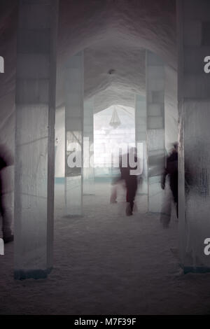 Kiruna, Svezia - 4 Febbraio 2018: Il Icehotel nel piccolo villaggio JukkasjÃ¤rvi vicino alla città di Kiruna, costruito di ghiaccio e neve Foto Stock