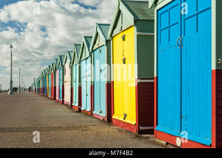 Multi-colore di cabine sulla spiaggia, sul lungomare Hove, Regno Unito. Foto Stock