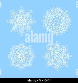 Vector ornato il simbolo del fiocco di neve. Illustrazione del mandala in bianco su sfondo blu Illustrazione Vettoriale