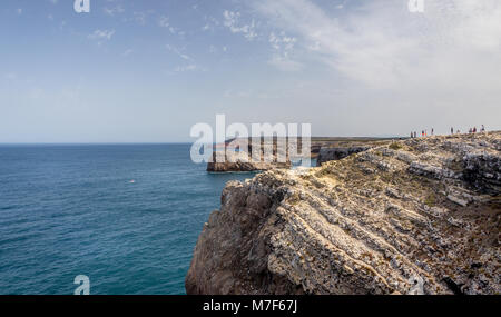 SAGRES PORTOGALLO - Agosto 26, 2016: turisti godendo la vista di Capo San Vincenzo in Portogallo Foto Stock