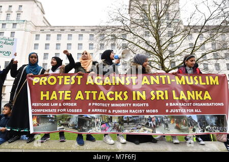 Le persone prendono parte a una manifestazione a Whitehall, Londra, per protestare contro gli attacchi violenti su Sri Lanka minoranza della popolazione musulmana. Foto Stock