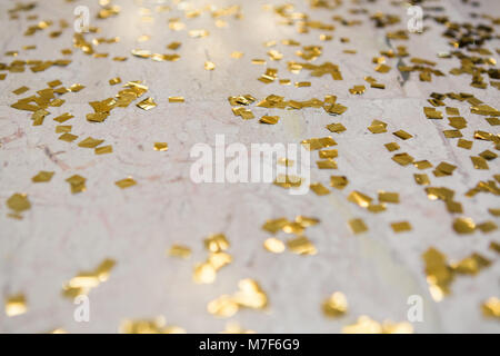 L'oro confetti sul pavimento. sfondo Foto Stock