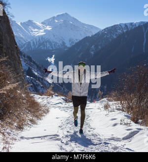 ALMATY, KAZAKHSTAN - Aprile 09, 2017: competizioni amatoriali - Montagna mezza maratona, ai piedi delle colline di Almaty, sul Yunat laghi. .Atleta runni uomo Foto Stock