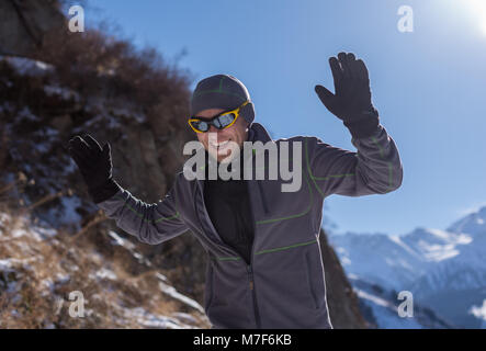 ALMATY, KAZAKHSTAN - Aprile 09, 2017: competizioni amatoriali - Montagna mezza maratona, ai piedi delle colline di Almaty, sul Yunat laghi. .Atleta runni uomo Foto Stock