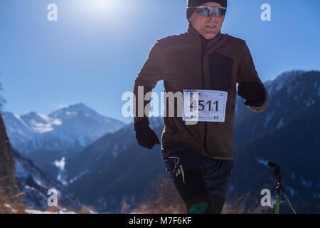 ALMATY, KAZAKHSTAN - Aprile 09, 2017: competizioni amatoriali - Montagna mezza maratona, ai piedi delle colline di Almaty, sul Yunat laghi. .Atleta runni uomo Foto Stock