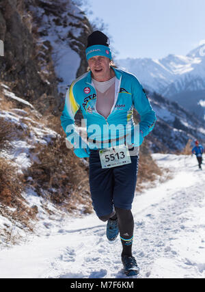 ALMATY, KAZAKHSTAN - Aprile 09, 2017: competizioni amatoriali - Montagna mezza maratona, ai piedi delle colline di Almaty, sul Yunat laghi. .Atleta runni uomo Foto Stock