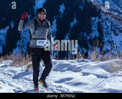 ALMATY, KAZAKHSTAN - Aprile 09, 2017: competizioni amatoriali - Montagna mezza maratona, ai piedi delle colline di Almaty, sul Yunat laghi. .Atleta runni uomo Foto Stock