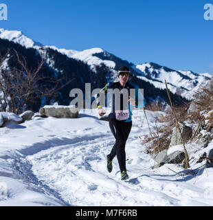 ALMATY, KAZAKHSTAN - Aprile 09, 2017: competizioni amatoriali - Montagna mezza maratona, ai piedi delle colline di Almaty, sul Yunat laghi. .Atleta runni uomo Foto Stock