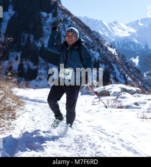ALMATY, KAZAKHSTAN - Aprile 09, 2017: competizioni amatoriali - Montagna mezza maratona, ai piedi delle colline di Almaty, sul Yunat laghi. .Atleta runni uomo Foto Stock