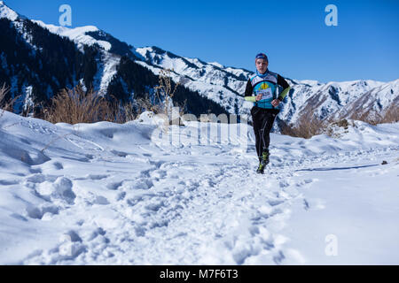 ALMATY, KAZAKHSTAN - Aprile 09, 2017: competizioni amatoriali - Montagna mezza maratona, ai piedi delle colline di Almaty, sul Yunat laghi. .Atleta runni uomo Foto Stock