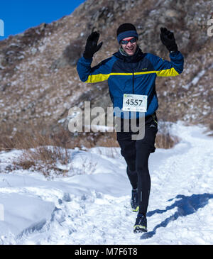 ALMATY, KAZAKHSTAN - Aprile 09, 2017: competizioni amatoriali - Montagna mezza maratona, ai piedi delle colline di Almaty, sul Yunat laghi. .Atleta runni uomo Foto Stock