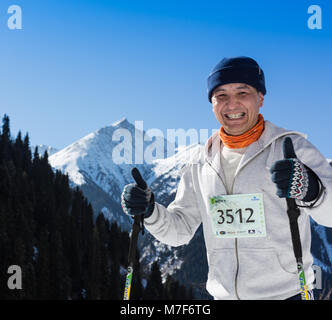 ALMATY, KAZAKHSTAN - Aprile 09, 2017: competizioni amatoriali - Montagna mezza maratona, ai piedi delle colline di Almaty, sul Yunat laghi. .Atleta runni uomo Foto Stock