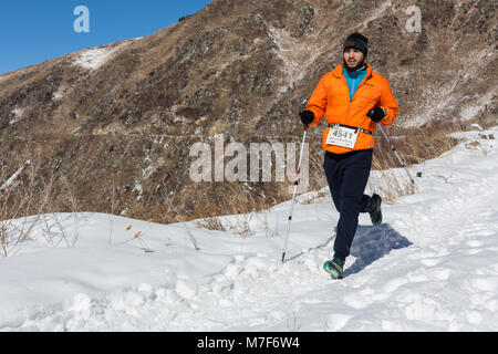 ALMATY, KAZAKHSTAN - Aprile 09, 2017: competizioni amatoriali - Montagna mezza maratona, ai piedi delle colline di Almaty, sul Yunat laghi. .Atleta runni uomo Foto Stock