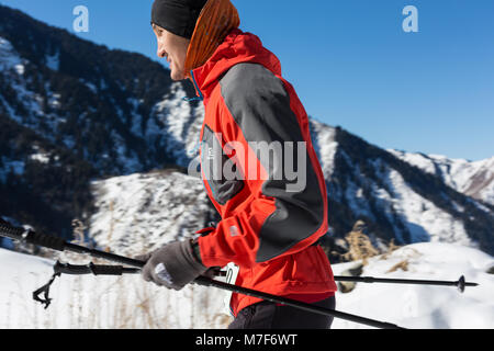 ALMATY, KAZAKHSTAN - Aprile 09, 2017: competizioni amatoriali - Montagna mezza maratona, ai piedi delle colline di Almaty, sul Yunat laghi. .Atleta runni uomo Foto Stock