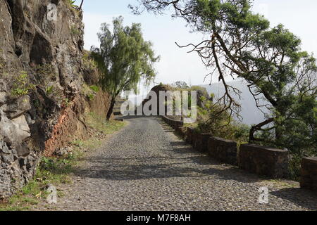La difficile Estrada de Corda (EN1-SA2, ex LBRA2) attraversa l'isola da nord a sud, Santo Antao, Capo Verde Foto Stock