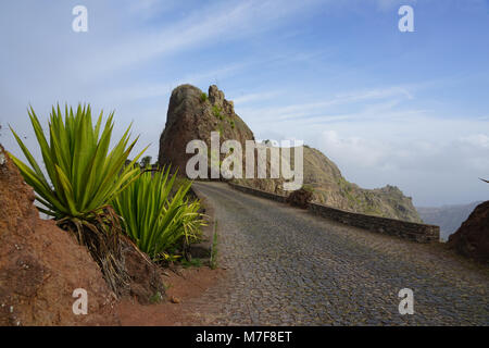 La difficile Estrada de Corda (EN1-SA2, ex LBRA2) attraversa l'isola da nord a sud, Santo Antao, Capo Verde Foto Stock