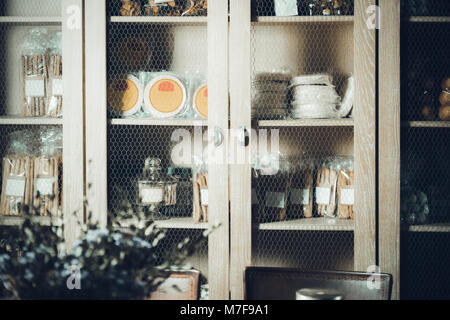 Coffee-house stand con biscotti con aggiunta di dolcificanti e simili Foto Stock