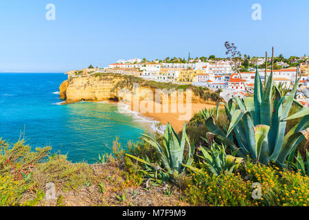 Vista di Carvoeiro cittadina con una spiaggia bellissima, Algarve, PORTOGALLO Foto Stock