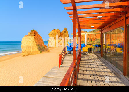 Costa Algarve, Portogallo - 14 Maggio 2015: terrazza del ristorante a Praia da rocha beach a Portimao città. Il Portogallo meridionale è molto popolare per le vacanze dest Foto Stock