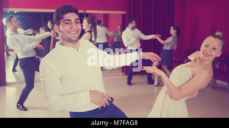 Adulti coppie danzanti godendo di danza attivo in studio moderno Foto Stock