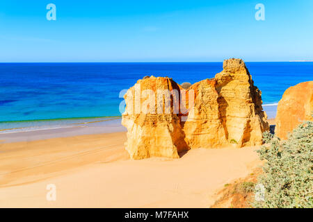 Vista della bellissima spiaggia con rocce nella città di Portimao Algarve Portogallo Foto Stock