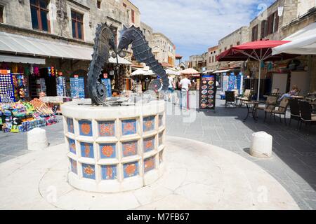 RHODES, Grecia - 08 Maggio: fontana ornata con tre i cavallucci marini sulla Piazza dei Martiri ebrei noto in greco come Evreon Martyron situato nel Foto Stock