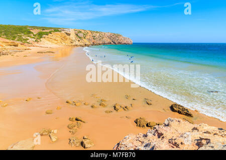 Persone surf sulla bellissima spiaggia di Zavial sulla soleggiata giornata splendida, Algarve, PORTOGALLO Foto Stock