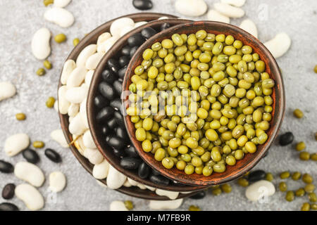 Assortimento di fagioli secchi - bianco, nero e verde. Messa a fuoco selettiva Foto Stock