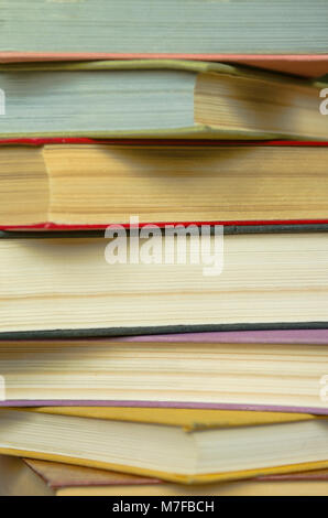 Pila di libri sfondo. molti libri pile. Foto Stock