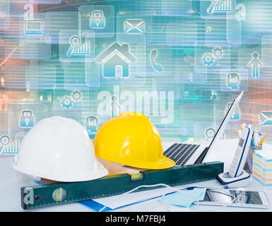 Sicurezza hardhats sulla scrivania in ufficio tecnico sulla lavagna virtuale sullo sfondo Foto Stock