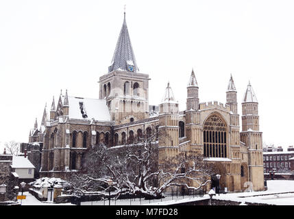 Rochester Cathedral, Kent, Regno Unito, nella neve di febbraio 2018 Foto Stock