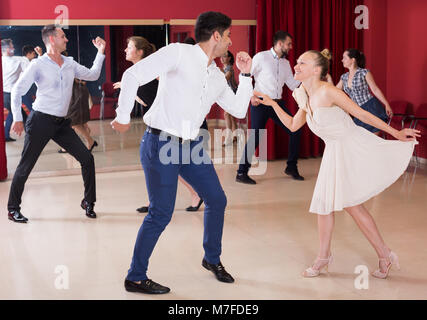 Adulti coppie danzanti godendo di danza attivo in studio moderno Foto Stock