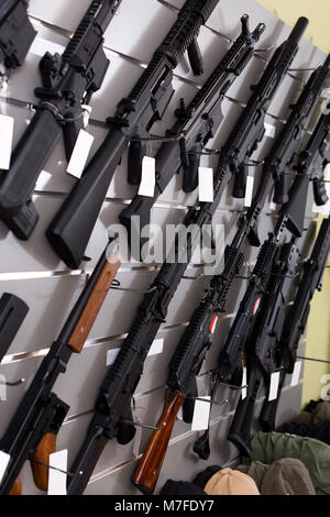 Fucile kalashnikov è appeso alla parete in army shop Foto Stock