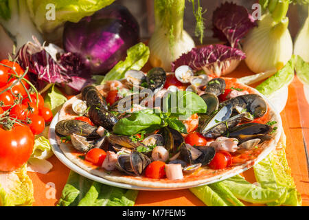 Frutti di mare Pizza al ristorante Roma, lazio, Italy. Foto Stock