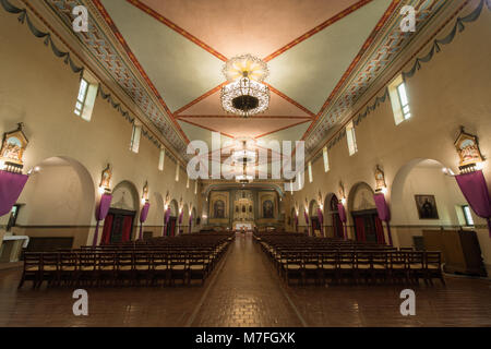 Santa Clara, California - Marzo 9, 2018: Interno della chiesa di Missione Santa Clara de ASIS Foto Stock