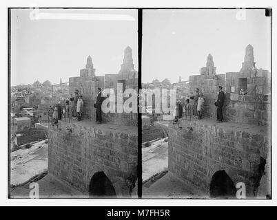 Questa immagine mostra la passeggiata lungo le mura della città di Gerusalemme, offrendo una vista da vicino alla porta di Damasco. La cinta muraria è un elemento storico e architettonico della città, di notevole importanza culturale e religiosa. Foto Stock