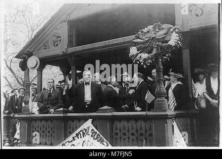 Tim Healy è fotografato parlando a Union Square, New York City, durante lo sciopero delle ferrovie di strada del 1916, catturando un momento di attivismo politico e disordini sindacali. Foto Stock