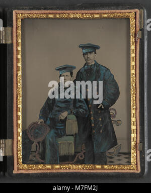 Questa fotografia mostra due marinai non identificati vestiti con uniformi dell'Unione, che tengono una corda e un'ancora, probabilmente durante la guerra civile americana. L'immagine evidenzia l'aspetto navale delle forze dell'Unione durante la guerra. Foto Stock