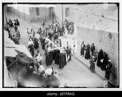 Una scena storica sulla via dolorosa, il sentiero di Gerusalemme che si crede sia il percorso che Gesù ha percorso fino alla sua crocifissione, mostrando i pellegrini che portano una croce lungo il percorso dalla porta di Santo Stefano. Foto Stock