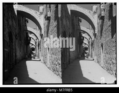 La via dolorosa di Gerusalemme è un percorso di pellegrinaggio significativo che si ritiene sia il percorso intrapreso da Gesù verso la sua crocifissione. Rimane un punto di riferimento religioso e storico. Foto Stock