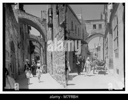 Questa immagine mostra due punti di riferimento significativi a Gerusalemme: La via dolorosa (a sinistra) e l'Arco dell'Ecce Homo (a destra). Si ritiene che la via dolorosa sia il percorso che Gesù ha percorso lungo la strada per la sua crocifissione, e l'Arco dell'Ecce Homo segna un punto legato al processo di Gesù. Foto Stock