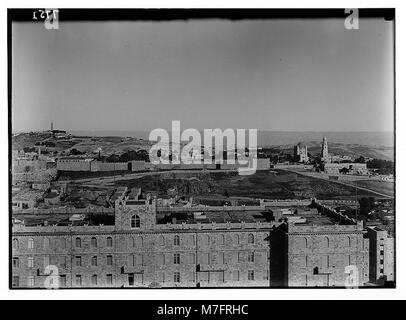 Questa immagine mostra una vista dalla torre YMCA che guarda a est, offrendo un'ampia prospettiva dell'area circostante, evidenziando paesaggi urbani e naturali in lontananza. Foto Stock