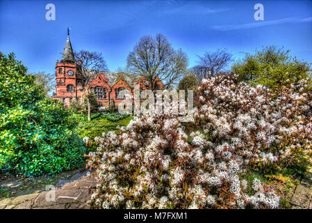 Villaggio di Port Sunlight, Inghilterra. Molla artistico vista in Port Sunlight's Dell, con la fine del XIX secolo il liceo in background. Foto Stock