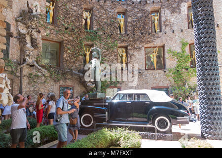FIGUERES, Spagna-luglio 17, 2017: il cortile principale del Museo Dali in Spagna. Il teatro di Dali e il museo è un museo dell'artista Salvador Dali nel Foto Stock