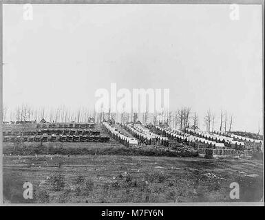 Questa fotografia cattura il campo invernale dei 50th New York Engineers alla stazione di Rappahannock, durante la guerra civile americana. La scena mette in evidenza la configurazione del campo militare e il ruolo degli ingegneri nello sforzo bellico. Foto Stock