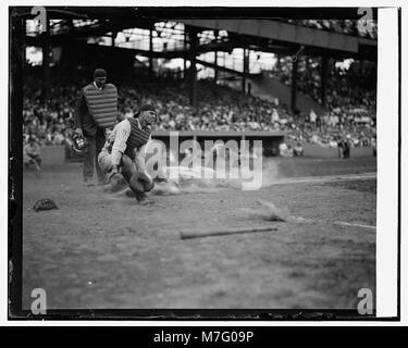 Yankees Lou Gehrig punteggi prima di testa nel quarto inning come Joe Harris' buttare fugge dall catcher Hank Severeid dei senatori. È Umpier Nallin. Battito Yanks senatori 3-2 (baseball) LCCN2016826942 Foto Stock