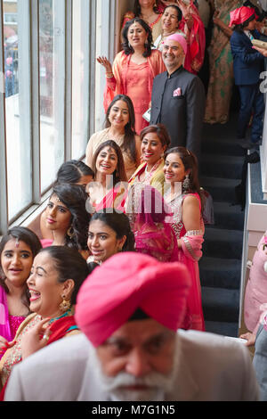 Gli ospiti in Gurdwara in attesa dell arrivo di sposo a un indiano di religione Sikh wedding Foto Stock