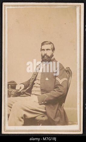 Questa fotografia mostra un soldato unionista non identificato durante la guerra civile americana, con indosso il distintivo del II corpo, fotografato da A.F. Daniels a Worcester, Massachusetts. Foto Stock