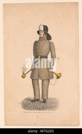 Un ritratto a figura intera di un pompiere in uniforme, rivolto a sinistra. L'immagine cattura l'individuo in completo equipaggiamento, rappresentando il coraggio e il servizio dei vigili del fuoco all'inizio del XX secolo. Foto Stock